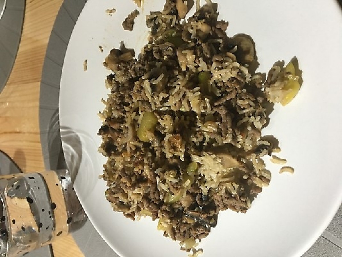Przepis na Mięso mielone z ryżem cukinią i pieczarkami