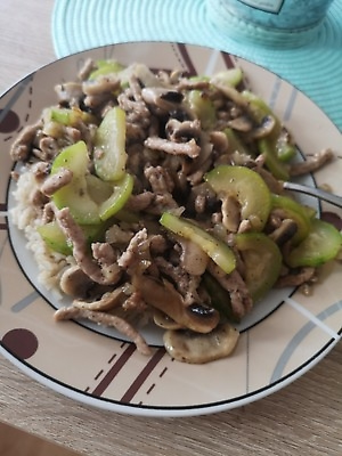 Przepis na Mięso mielone z ryżem cukinią i pieczarkami