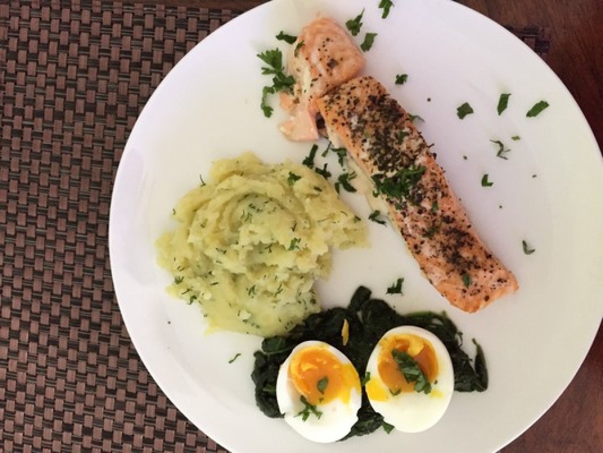 Pieczona ryba z ziemniakami oraz jajkiem i szpinakiem