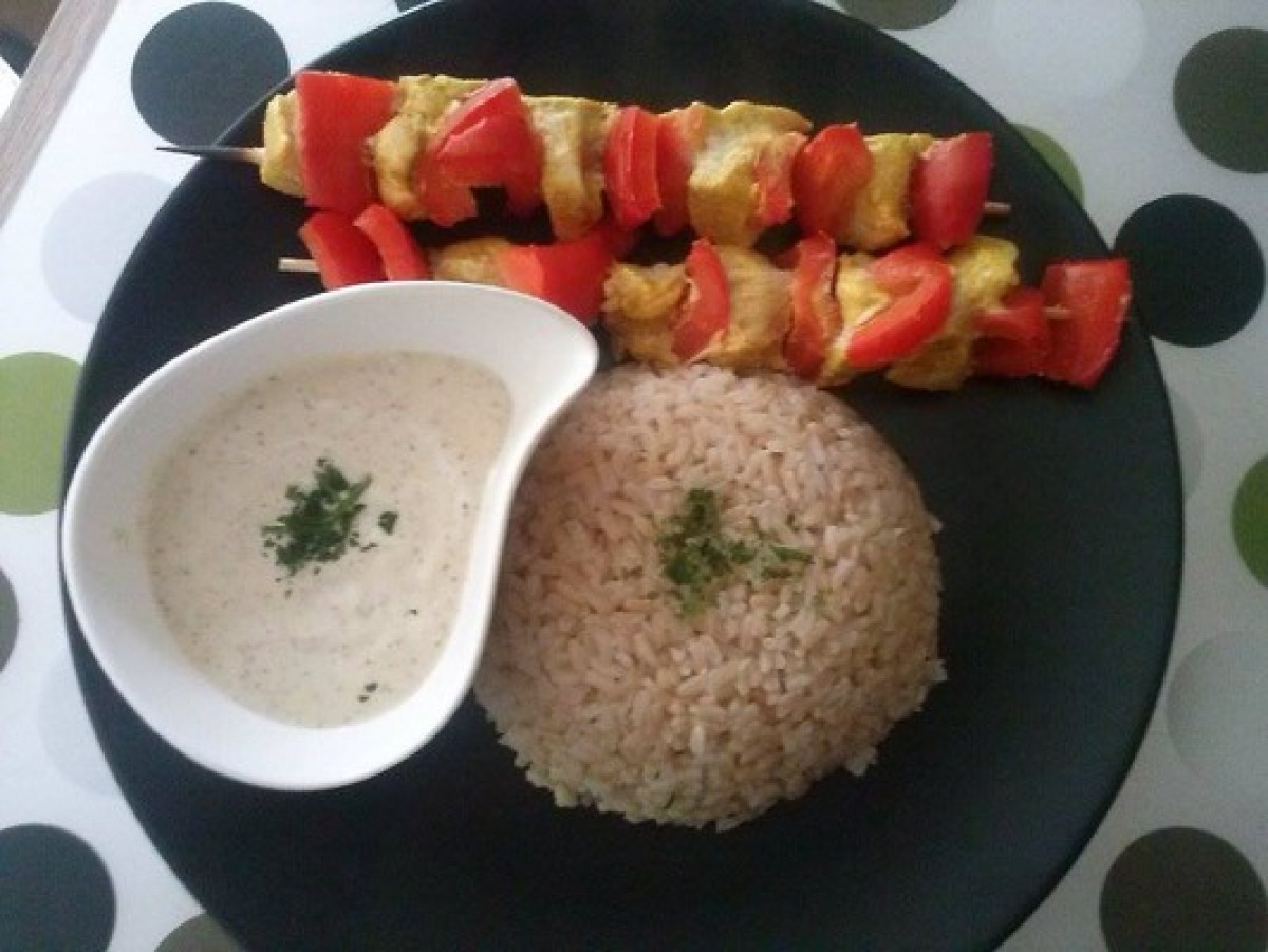 Szaszłyki z kurczaka w curry z ryżem i surówką