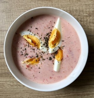 Chłodnik z kalarepą, pomidorem i jajkiem