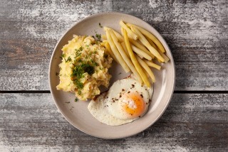 Jajko sadzone z puree z ziemniaków i kaszy oraz fasolką