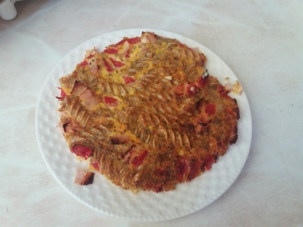 Frittata z makaronem i szynką