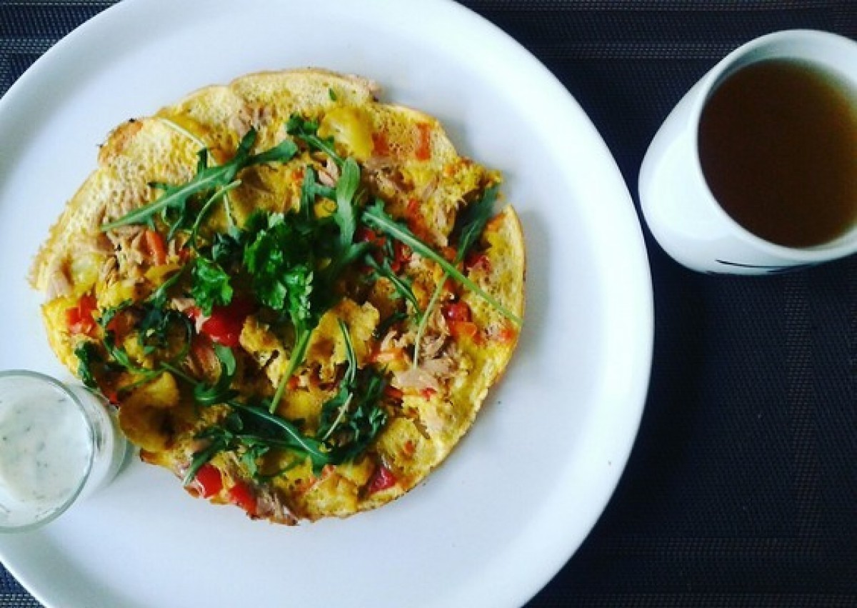 Omlet z warzywami i tuńczykiem