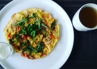 Omlet z warzywami i tuńczykiem