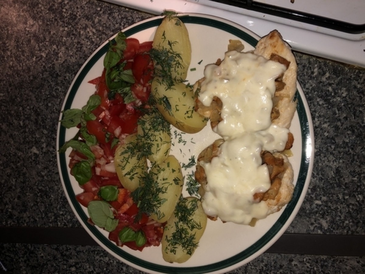 Indyk z kurkami i mozzarellą z ryżem i brukselką