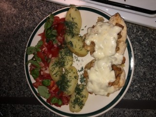 Indyk z kurkami i mozzarellą z ryżem i brukselką