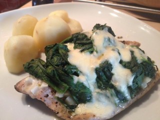 Ryba ze szpinakiem i mozzarellą z ziemniakami