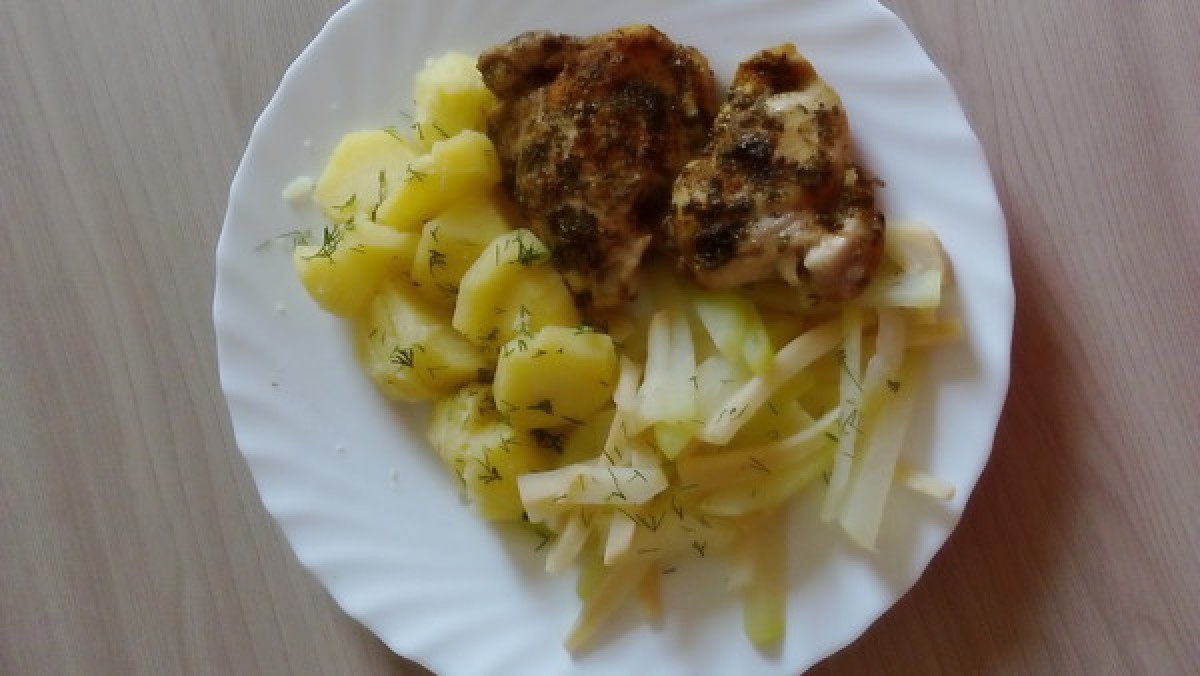 Pieczony kurczak z duszoną kalarepą i ziemniakami