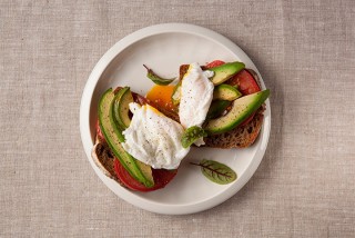 Grzanki z awokado i jajkiem w koszulce a'la Jamie Oliver