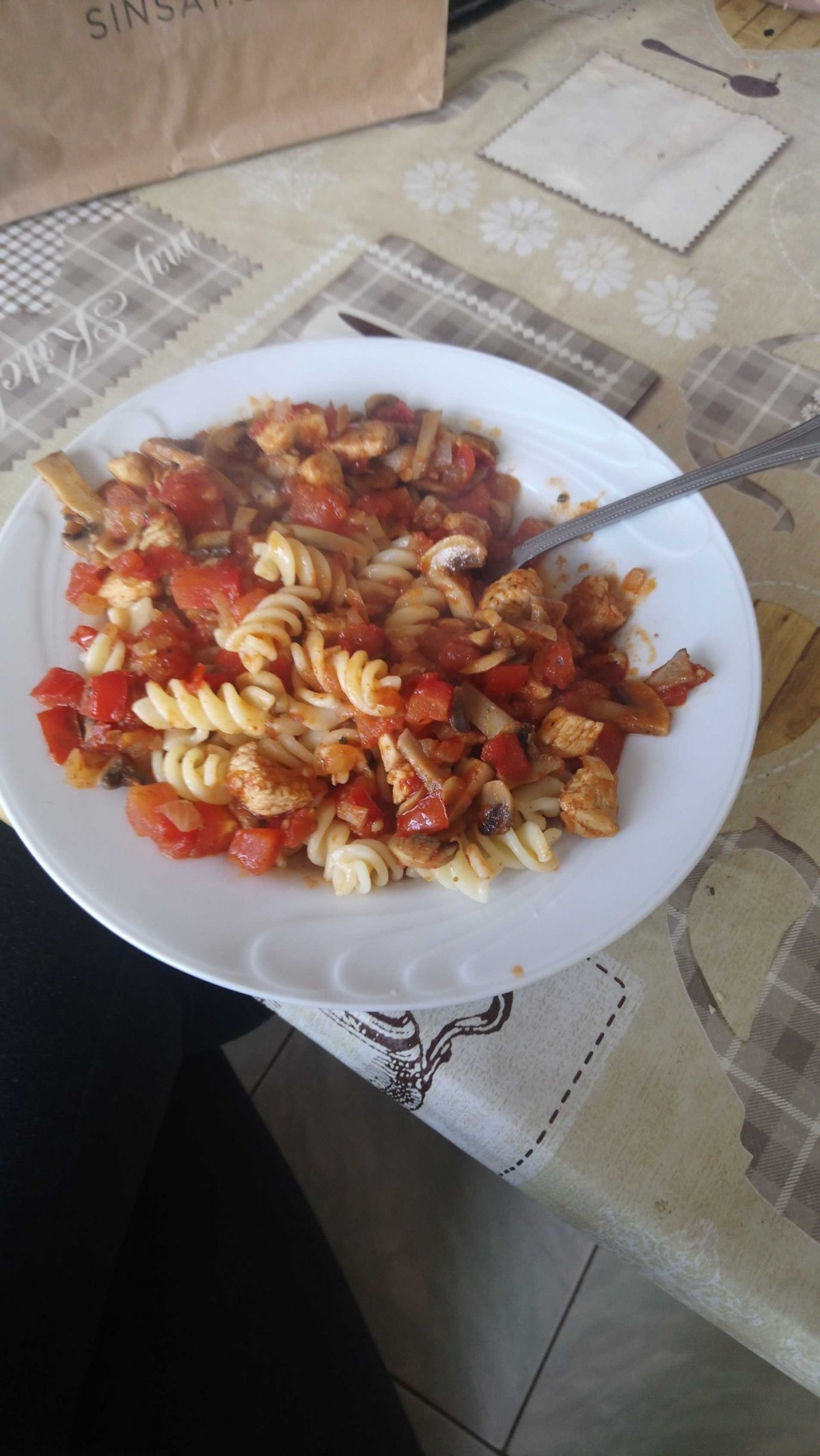 Makaron z kurczakiem w sosie pieczarkowo-pomidorowym