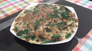 Omlet ze szpinakiem i pieczarkami