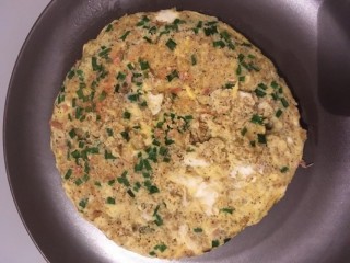 Omlet z tuńczykiem i płatkami owsianymi