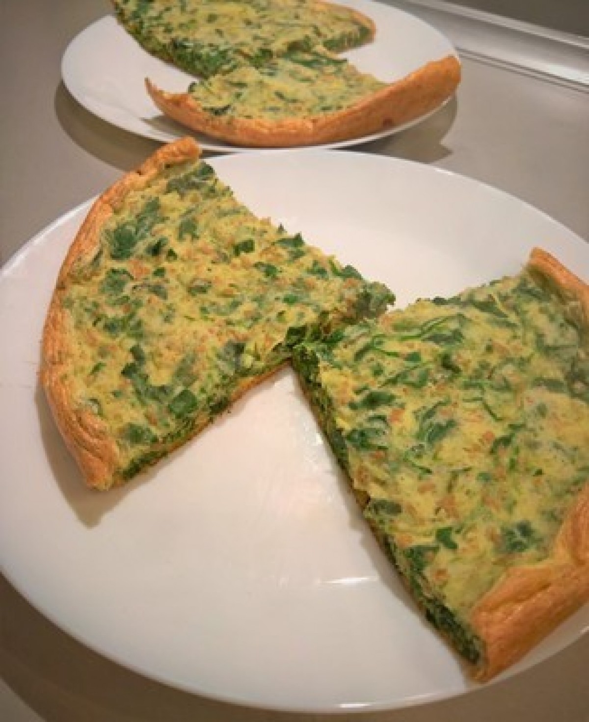 Omlet otrębowy ze szpinakiem i mozzarellą