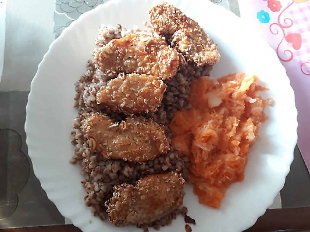 Kurczak w miodzie i sezamie z kaszą gryczaną
