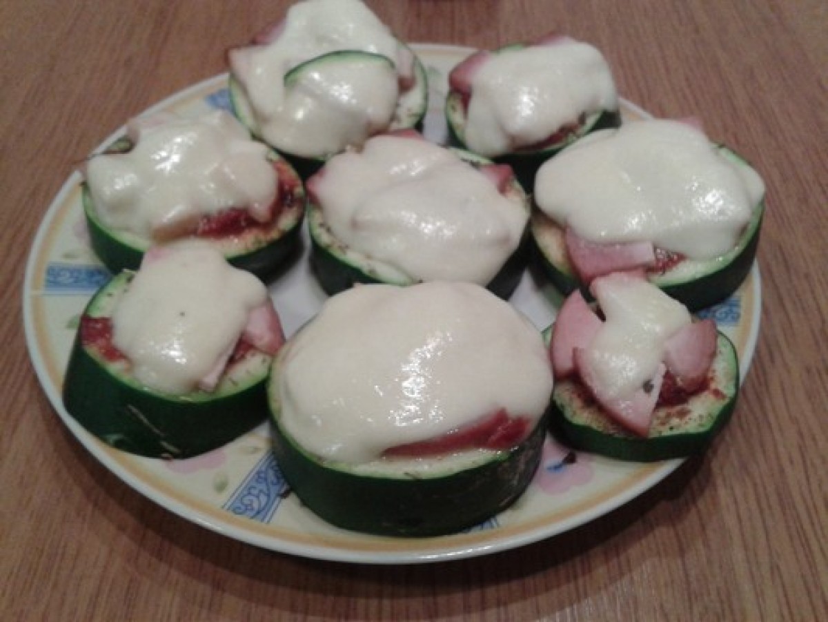 Plastry cukinii zapiekane z mozzarellą a'la pizza