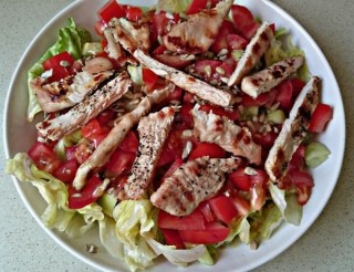 Sałatka z grillowanym indykiem, ogórkiem i pomidorem