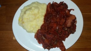 Wołowina z morelami na puree z kalarepy