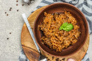 Bigos z łopatką wieprzową i suszonymi grzybami