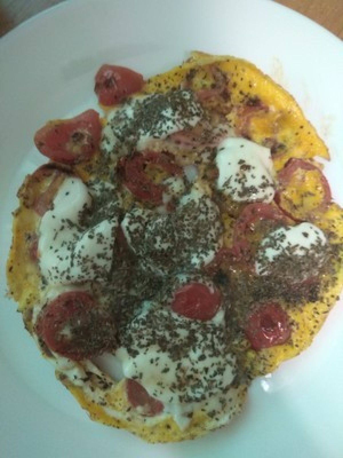 Omlet z mozzarellą i pomidorami