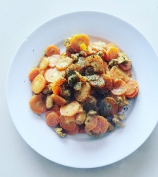 Kurczak w marynacie miodowo - musztardowej na marchewce