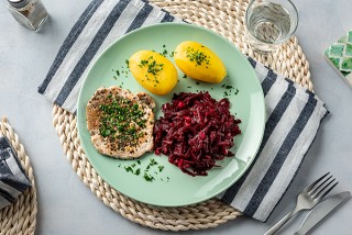 Schab w przyprawach z ziemniakami i surówką z buraka