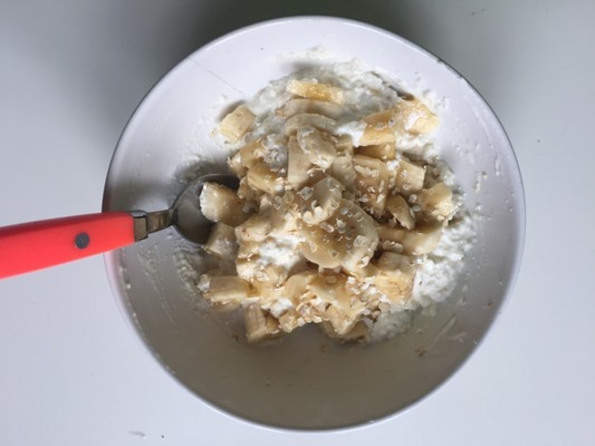 Twaróg z jogurtem, bananem, miodem i otrębami