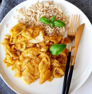 Ryba z jabłkiem w sosie curry na ryżu