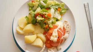 Pierś z kurczaka na parze z mozzarellą i pomidorami