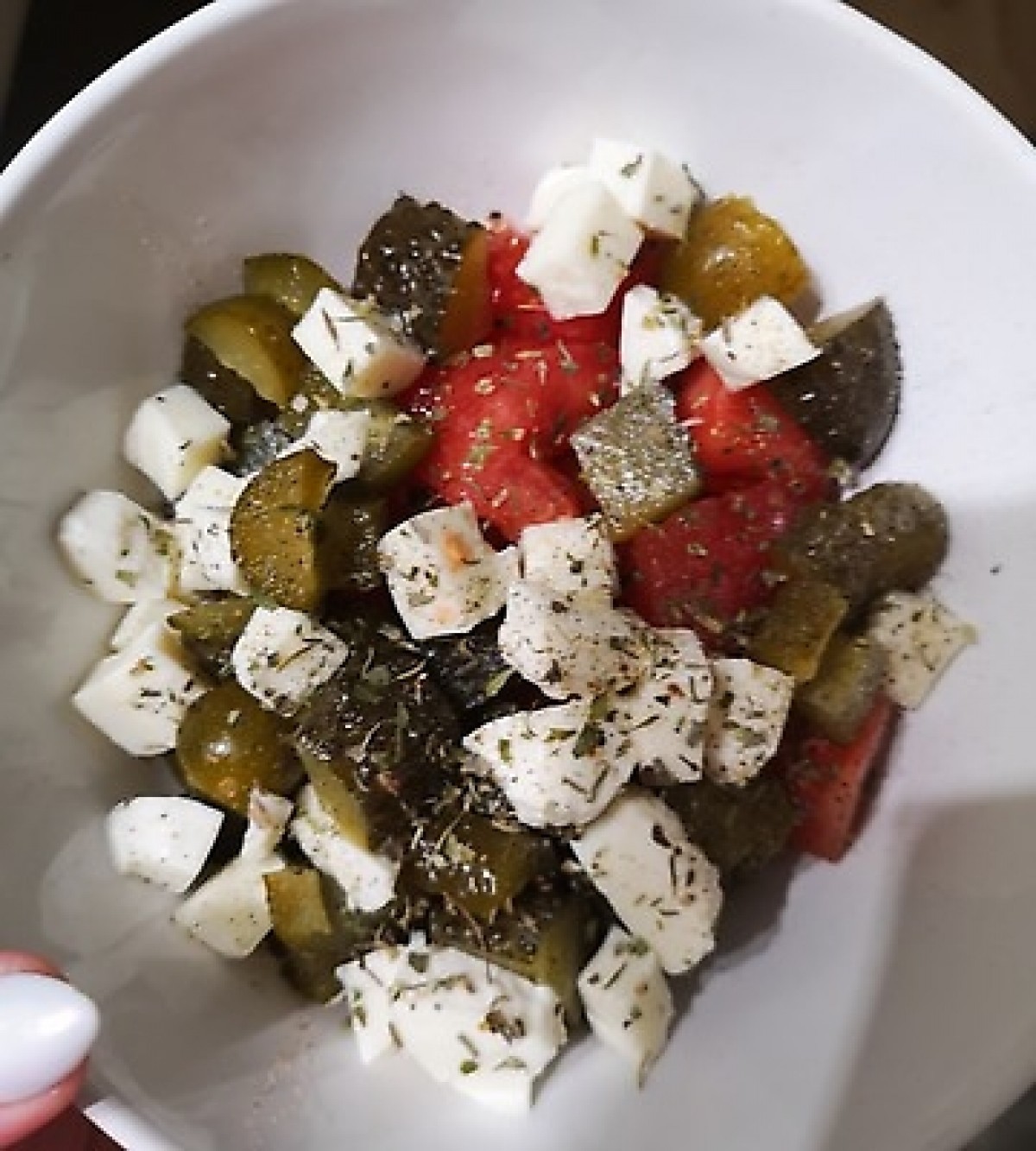 Sałatka z pomidorem, ogórkiem kwaszonym i mozzarellą