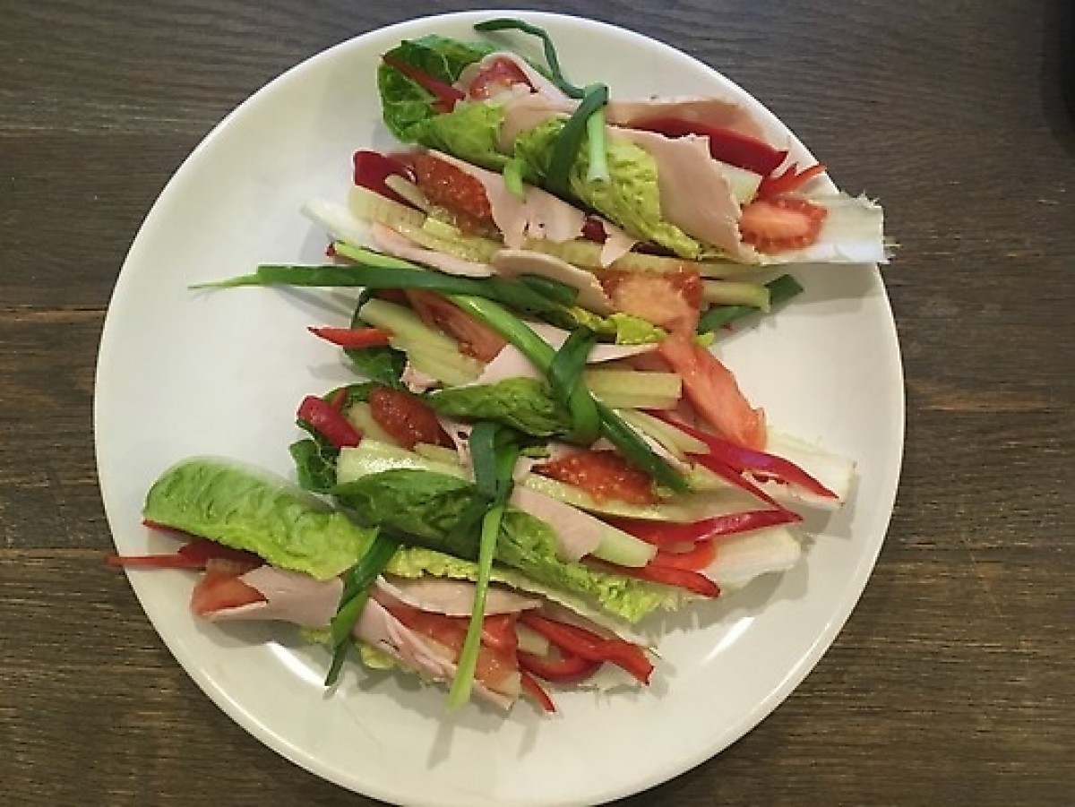 Spring rolls z sałaty z warzywami i szynką