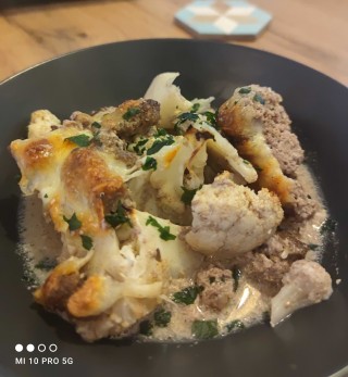 Kalafior zapiekany z mięsem i mozzarellą