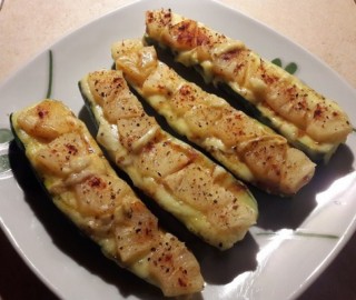 Cukinia zapiekana z ananasem i mozzarellą