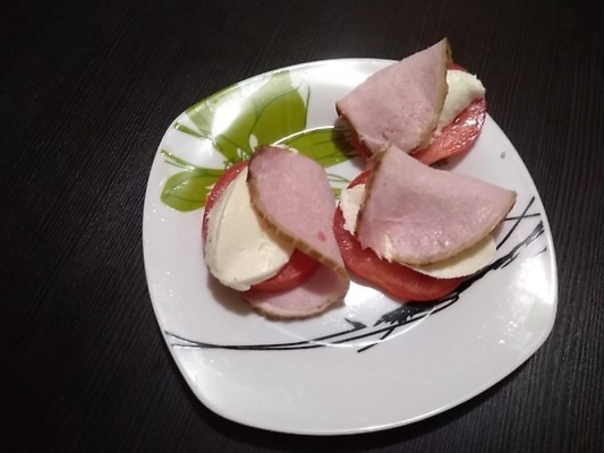 Mozzarella zawijana w szynce z pomidorem