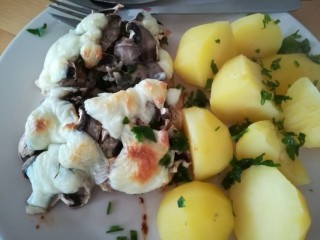 Indyk zawijany z pieczarkami, serem mozzarella i pietruszką