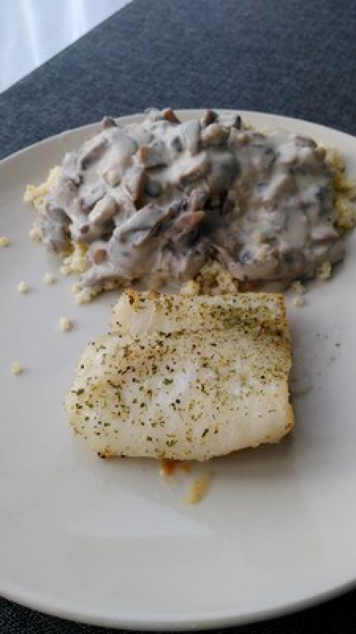 Kasza jaglana z sosem pieczarkowym i dorszem