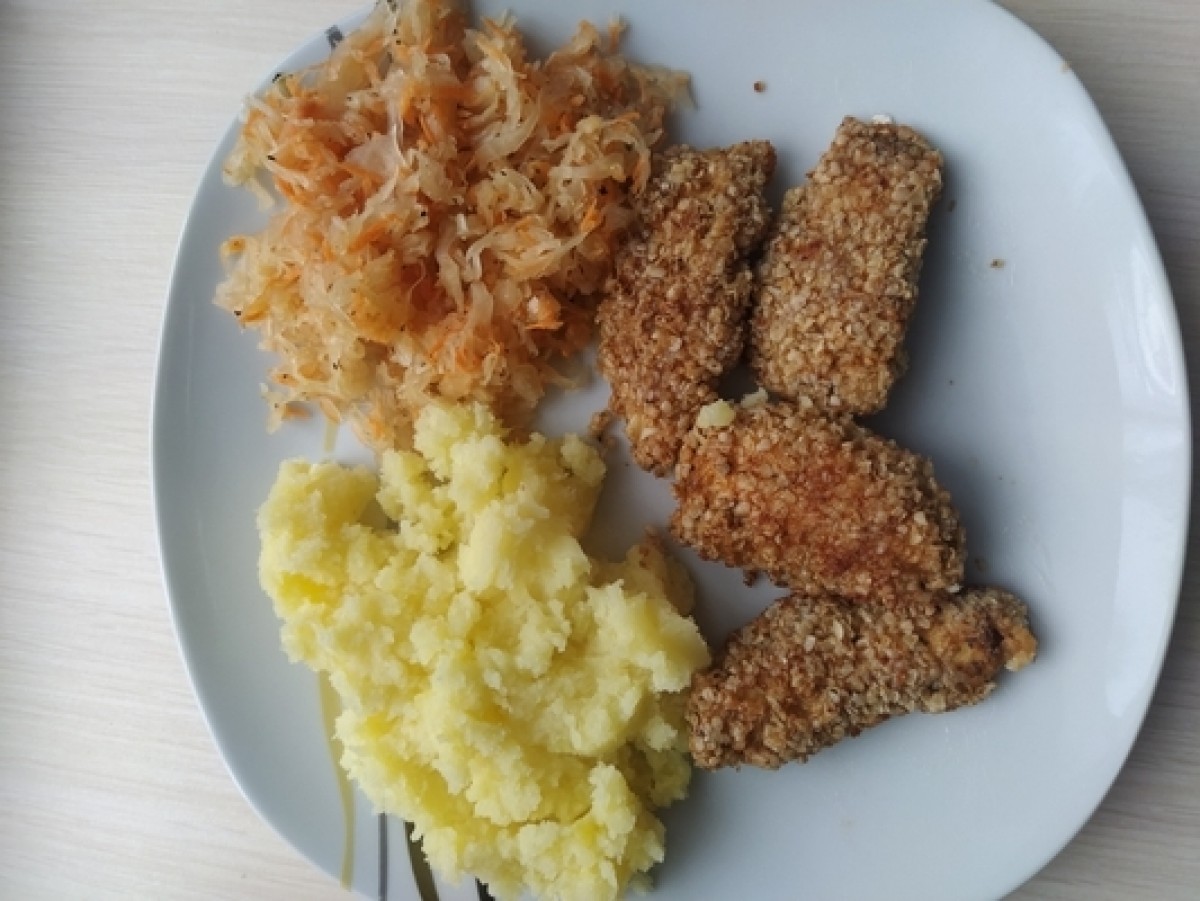 Indyk w otrębach z kwaszoną kapustą i ziemniakami