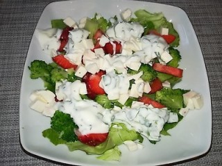 Sałatka brokułowa z truskawkami