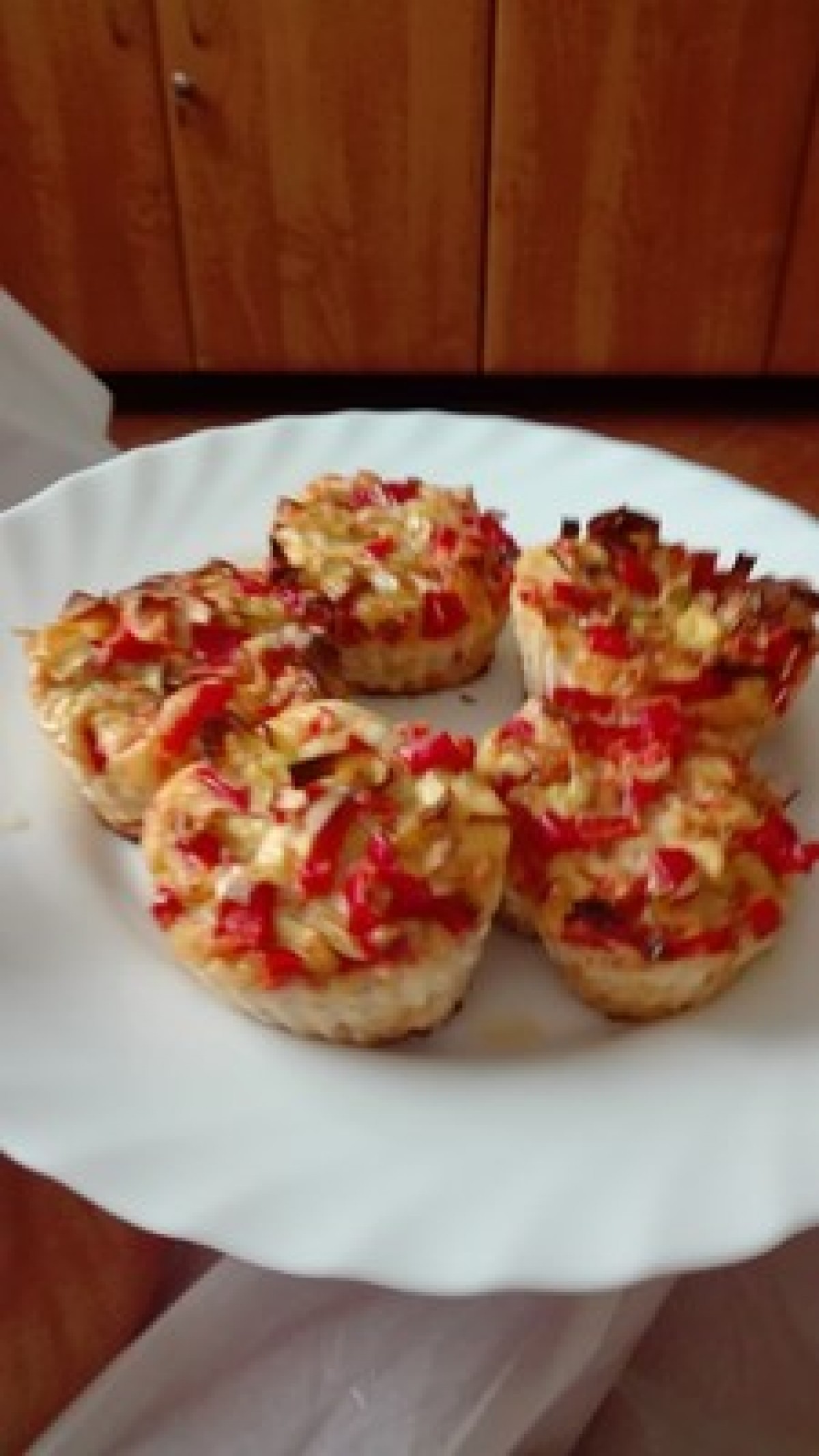 Muffiny jajeczne z porem, papryką i serem mozzarella