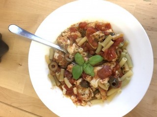 Filety drobiowe w sosie pomidorowym z oliwkami i mozzarellą