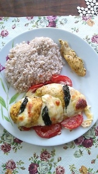 Kurczak caprese z kaszą