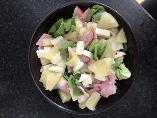 Sałatka z szynką, szpinakiem i serem