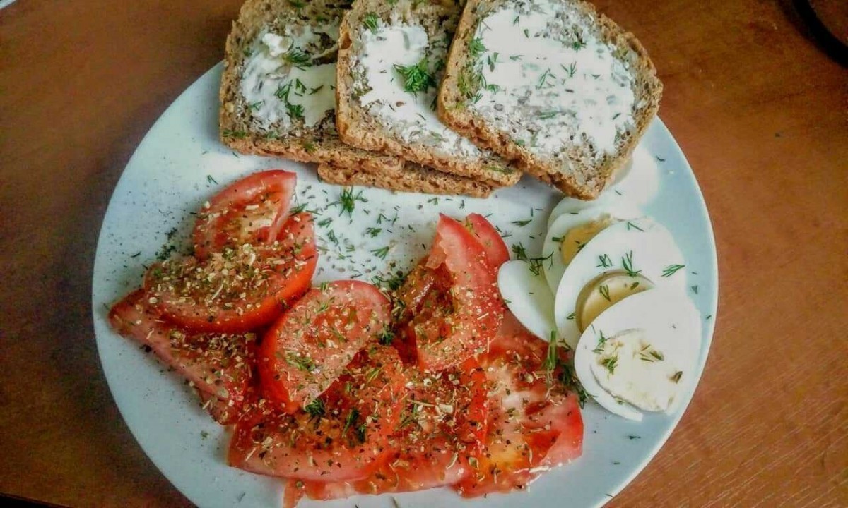 Przepis na Kanapka z jajkiem i pomidorem