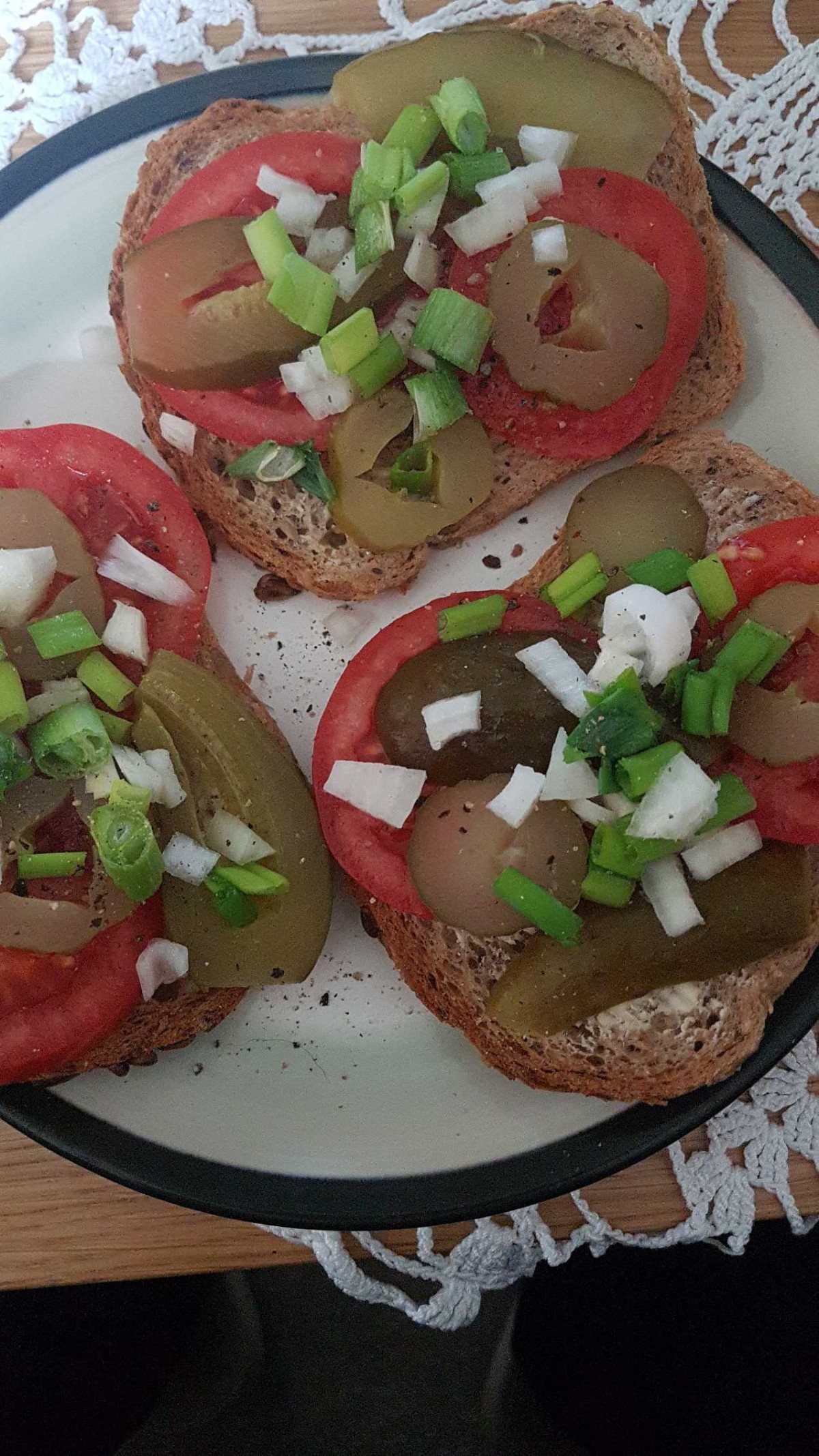 Przepis na Kanapka z pomidorem i ogórkiem