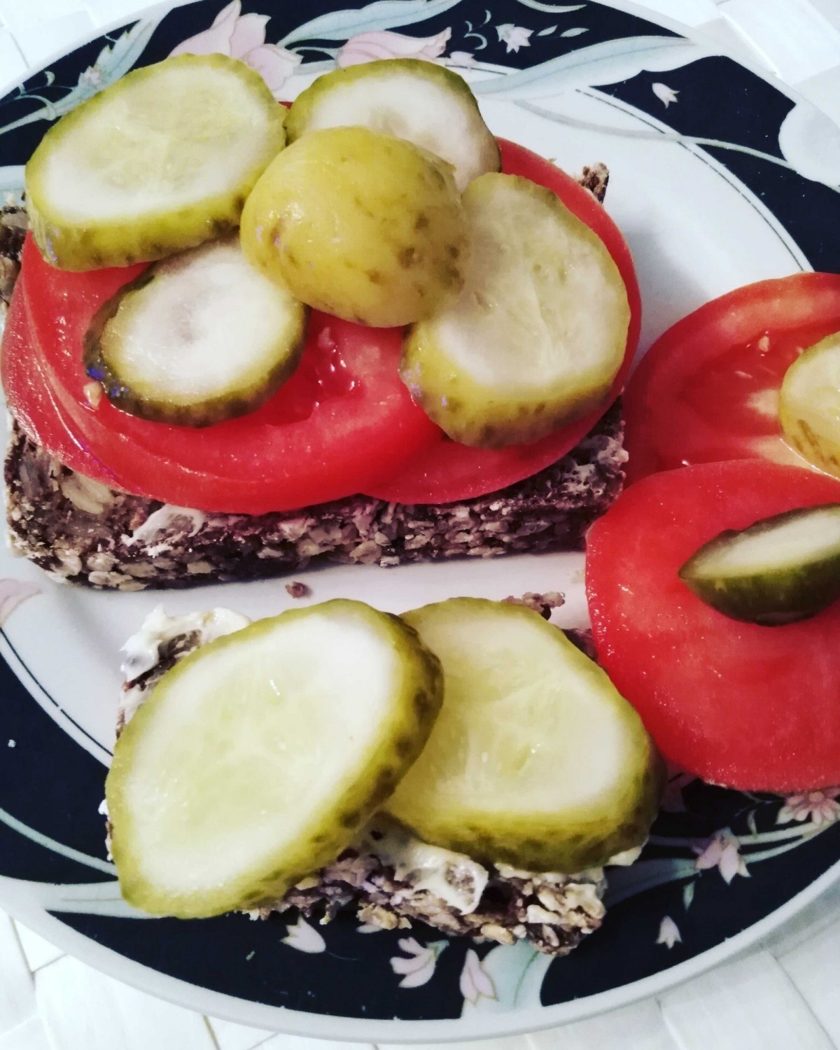 Przepis na Kanapka z pomidorem i ogórkiem