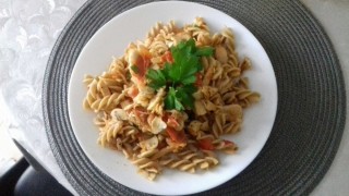 Makaron z sosem pomidorowym i pieczarkami
