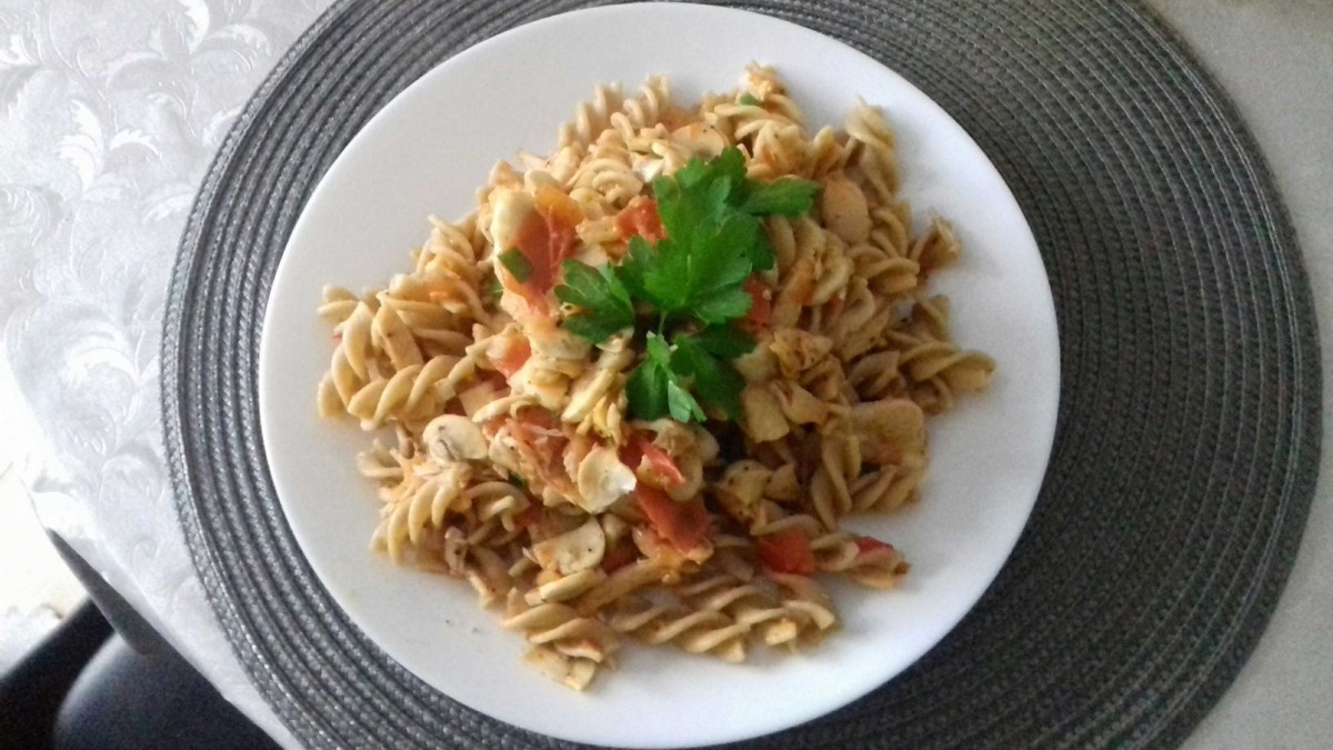 Przepis na Makaron z sosem pomidorowym i pieczarkami