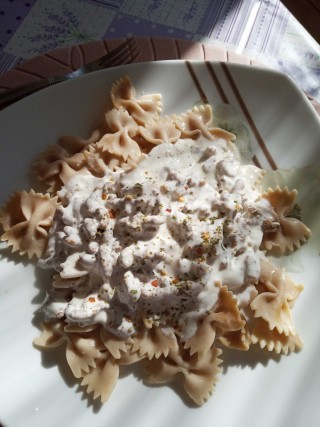 Makaron z kurczakiem i skórką cytryny
