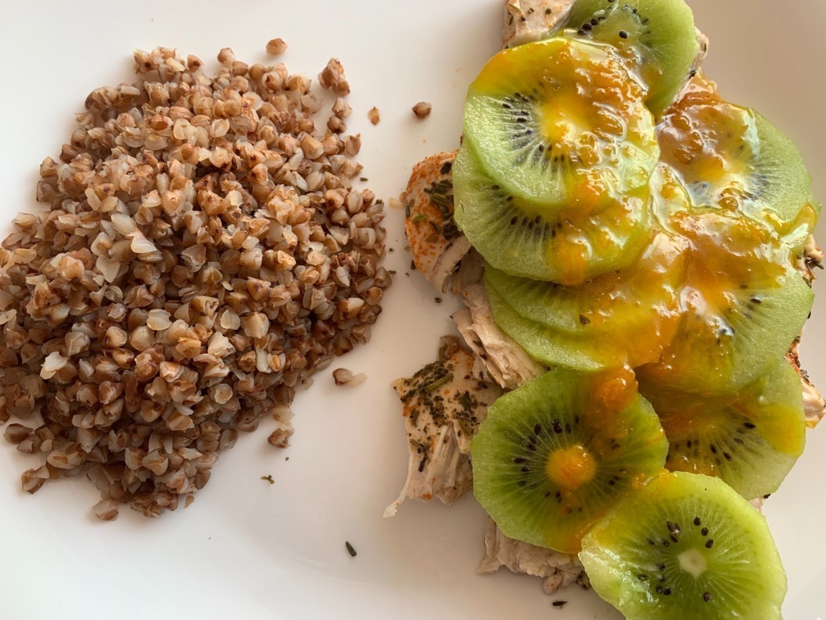 Przepis na Pierś kurczaka z kiwi i sokiem z pomarańczowym z kaszą