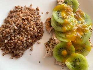 Pierś kurczaka z kiwi i sokiem z pomarańczowym z kaszą